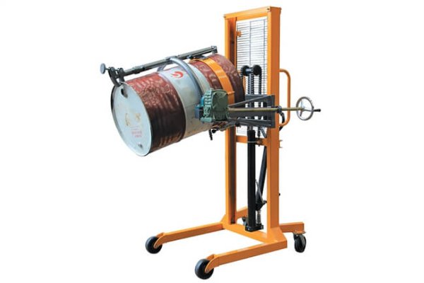 הרמה והיפוך ידני של חביות