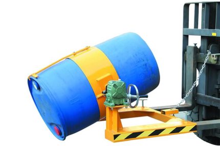 הרמת חביות על ידי מלגזה